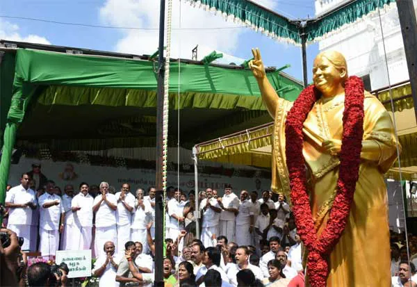 j statue s
